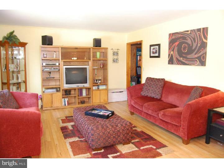 902 Tower Road Bristol, PA 19007 - Photo 3 of 22 Living Room