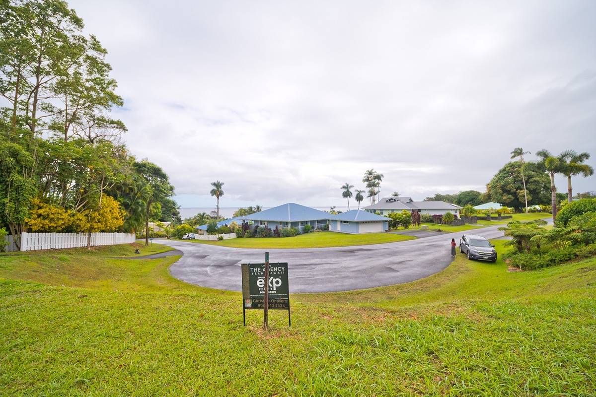 21 A Hanamalo Loop Hakalau, HI 96710 - Photo 22 of 28 a view of a swimming pool with a yard