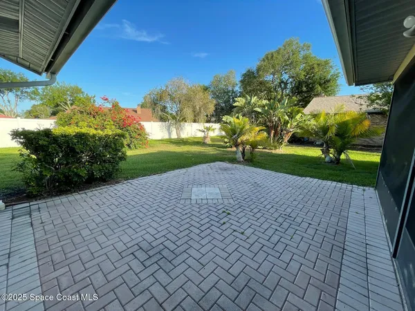 a view of a backyard