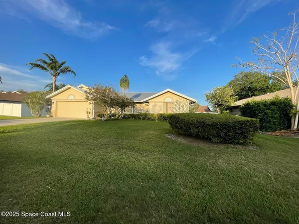 a view of an house with backyard