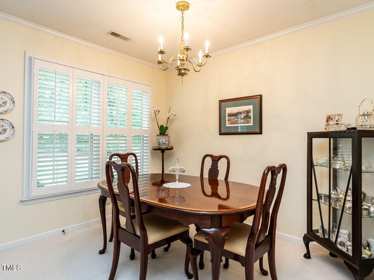 011-1280x960-dining-room