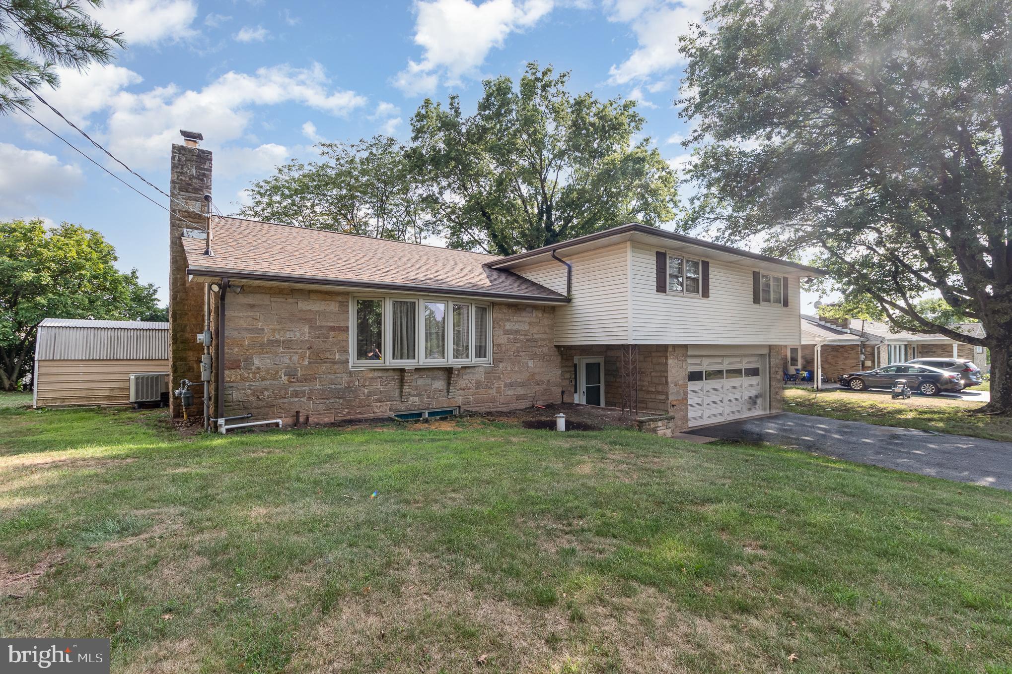 6011 Devonshire Heights Road Harrisburg, PA 17112 - Photo 2 of 29