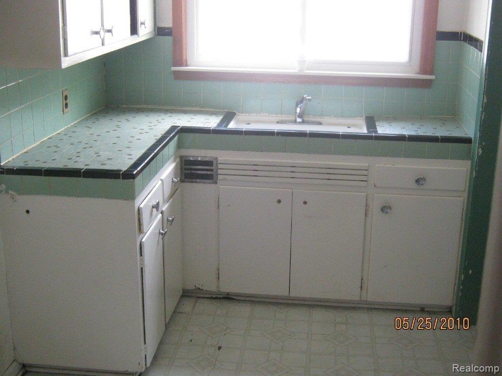 7493 Rutland Street Detroit, MI 48228 - Photo 3 of 7 RON 5-25-10 052