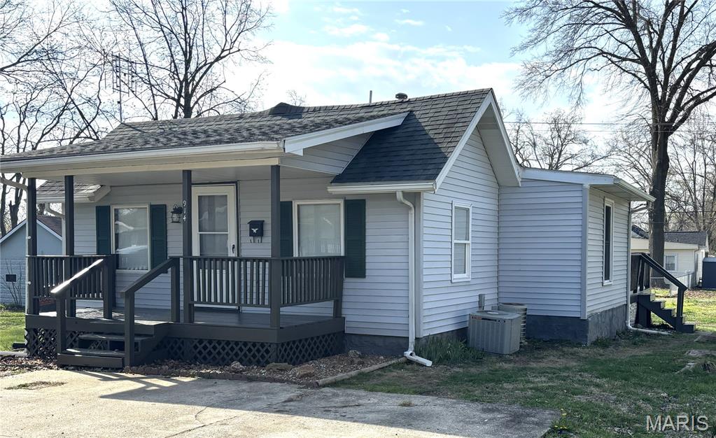 914 Chicago Street Greenville, IL 62246 - Photo 2 of 14
