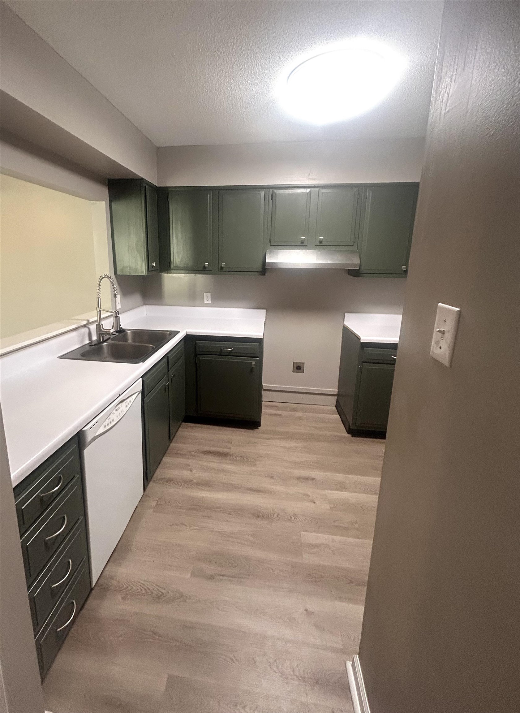 1772 6th Crompton Square, Unit B Memphis, TN 38134 - Photo 4 of 13 a large kitchen with a sink and dishwasher a stove with wooden floor