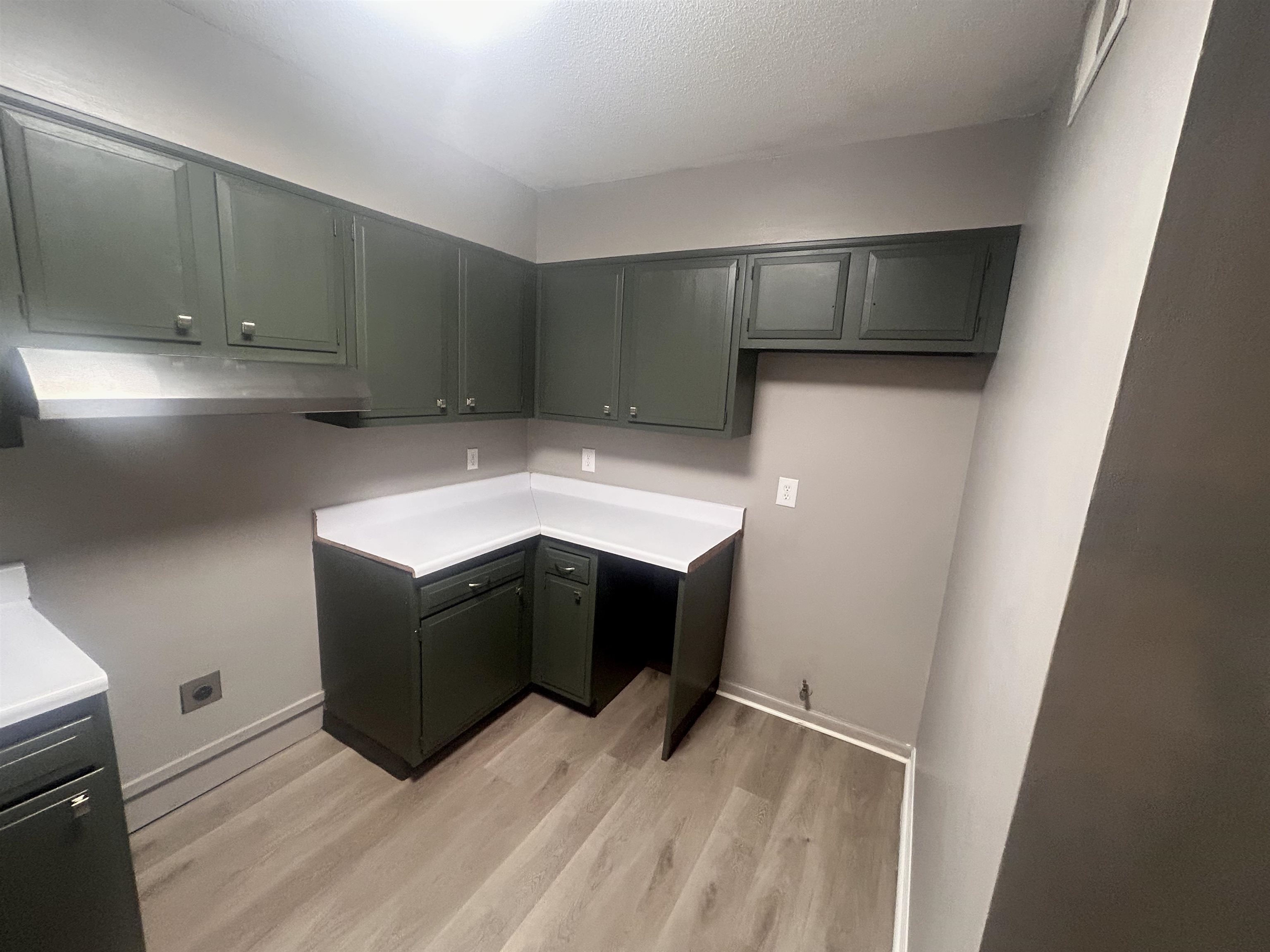 1772 6th Crompton Square, Unit B Memphis, TN 38134 - Photo 5 of 13 a kitchen with a sink and a stove top oven