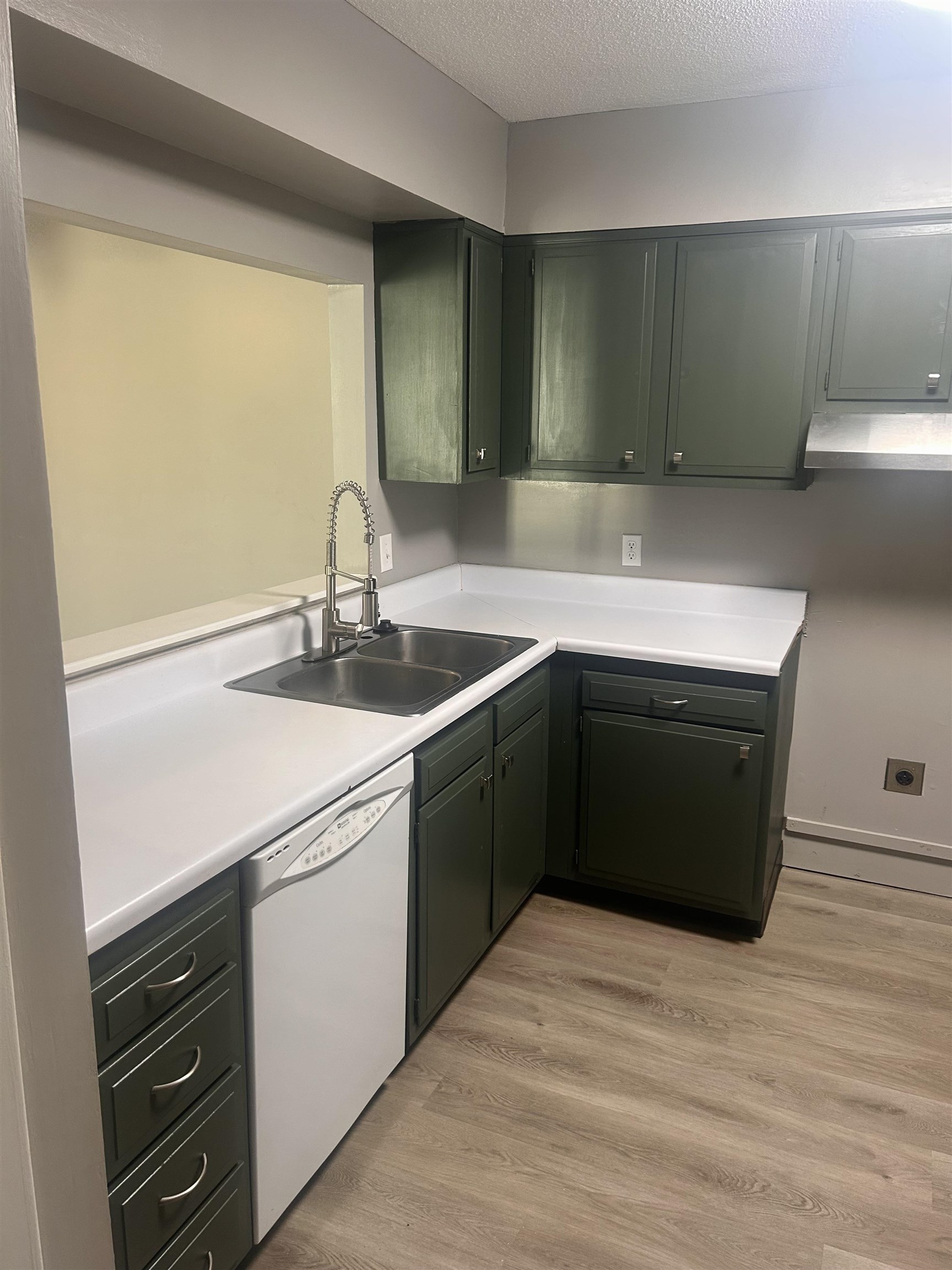 1772 6th Crompton Square, Unit B Memphis, TN 38134 - Photo 6 of 13 a kitchen with a sink and a stove top oven