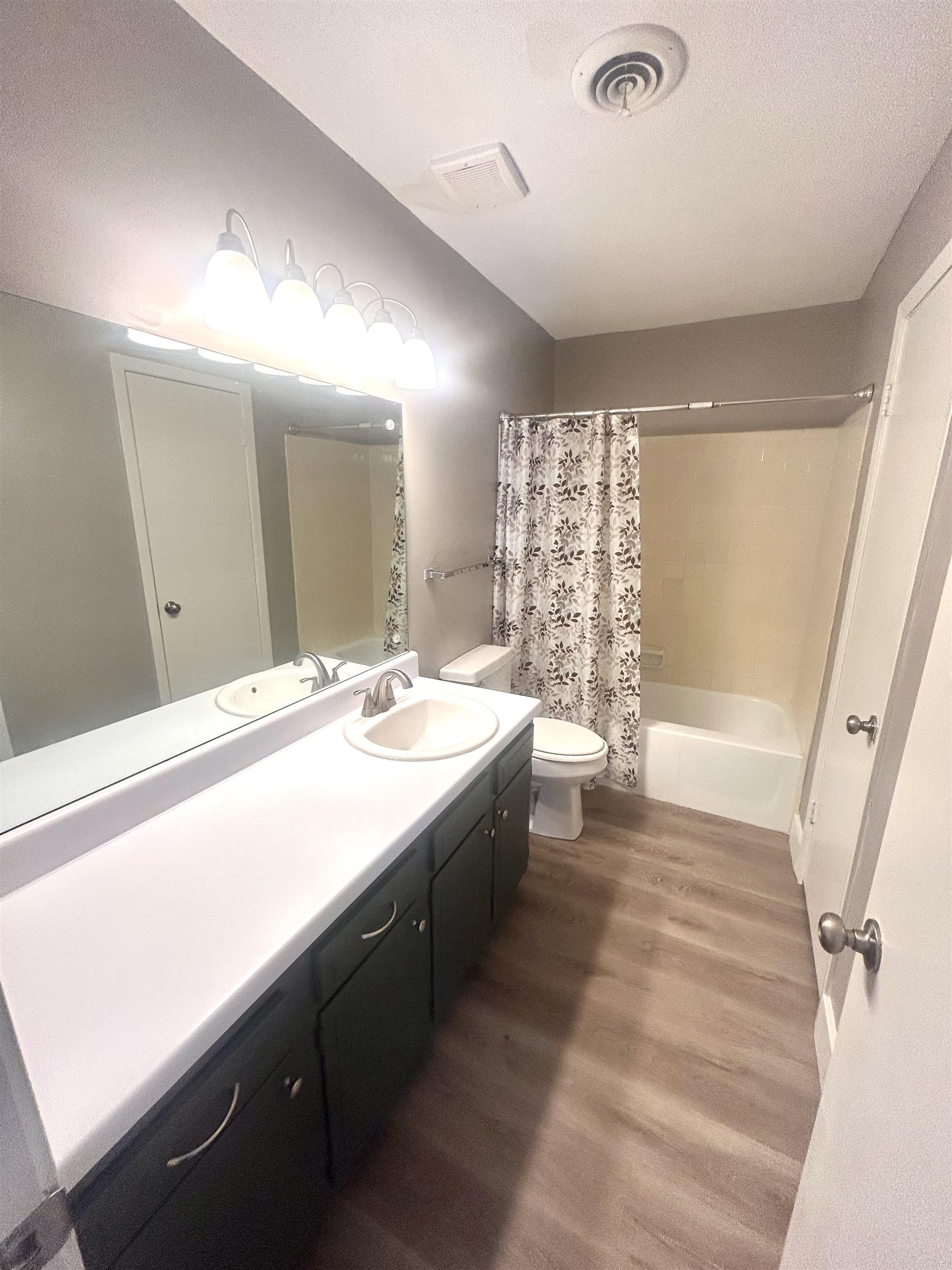 1772 6th Crompton Square, Unit B Memphis, TN 38134 - Photo 9 of 13 a spacious bathroom with a sink a large mirror and a bathtub