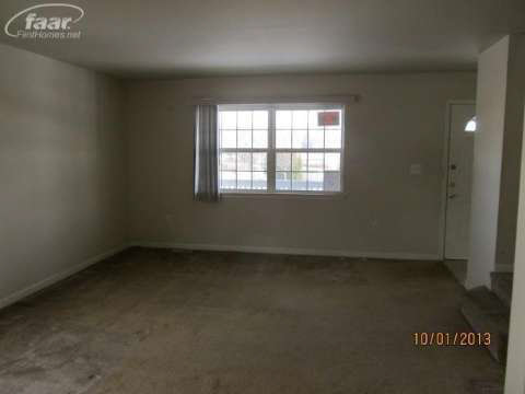 93 West Kennett Road Pontiac, MI 48340 - Photo 3 of 10 20345575-2.JPG
