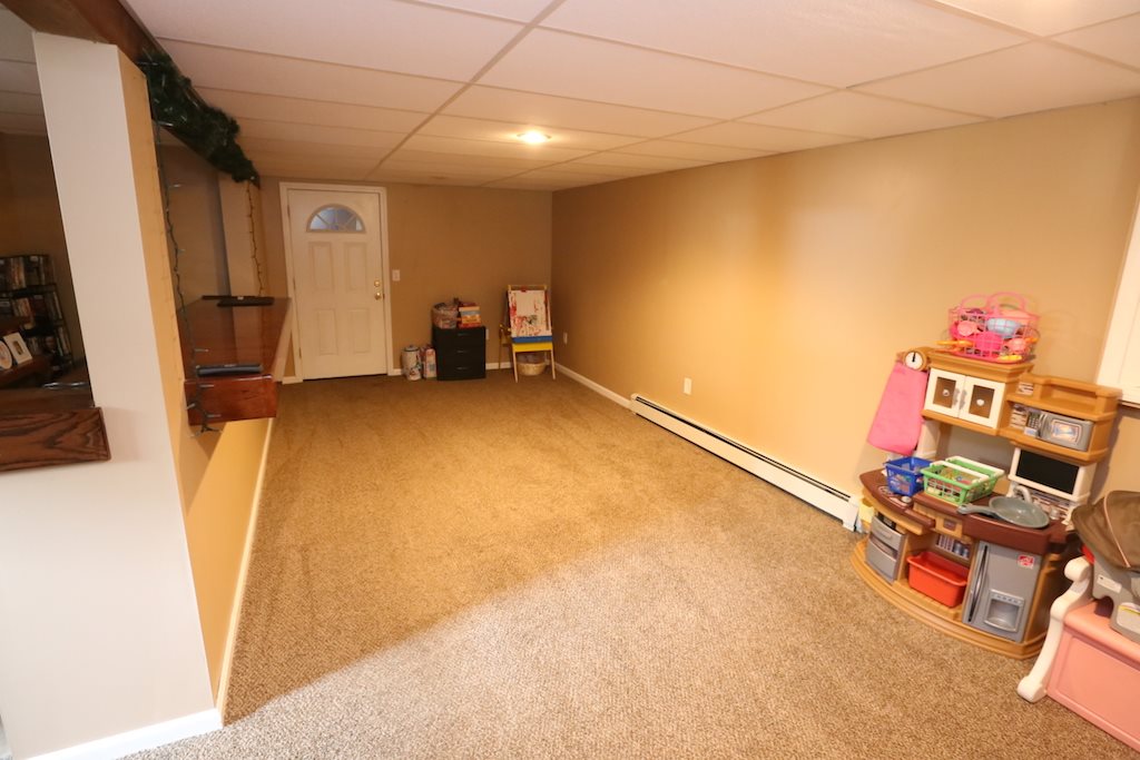 68 Goodhue Road Derry, NH 03038 - Photo 18 of 24