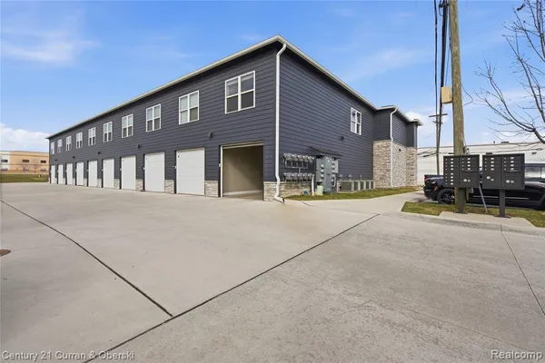 $2,250 | 1241 East Woodward Heights Boulevard, Unit 5, Hazel Park, MI 48030