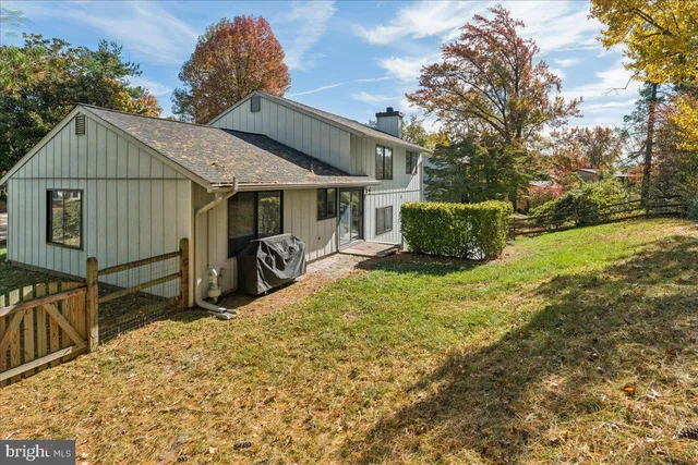 a view of a house with backyard