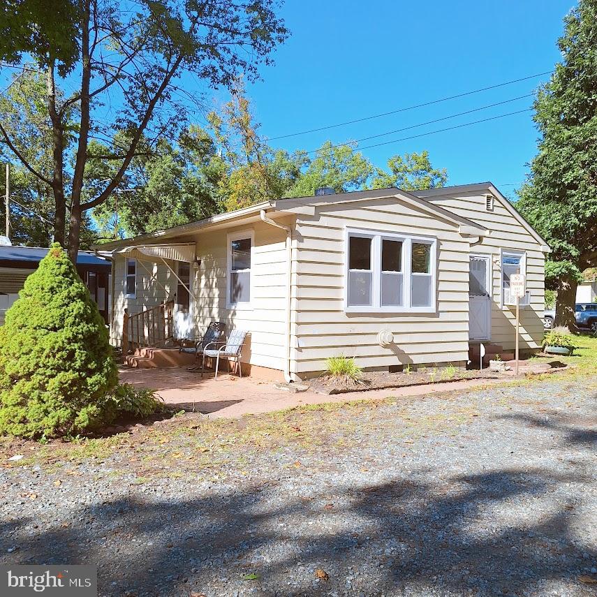 226 Appleby Road New Castle, DE 19720 - Photo 29 of 34 a backyard of a house with table and chairs and potted plants