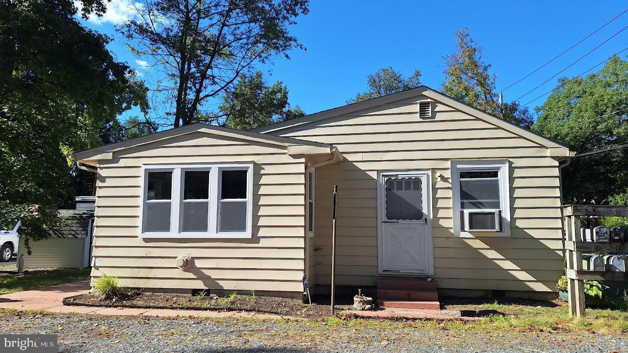 226 Appleby Road New Castle, DE 19720 - Photo 33 of 34 a front view of a house with a yard