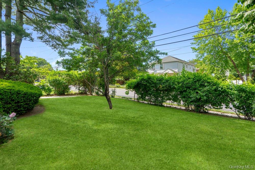 165 Linmouth Road Malverne, NY 11565 - Photo 20 of 26