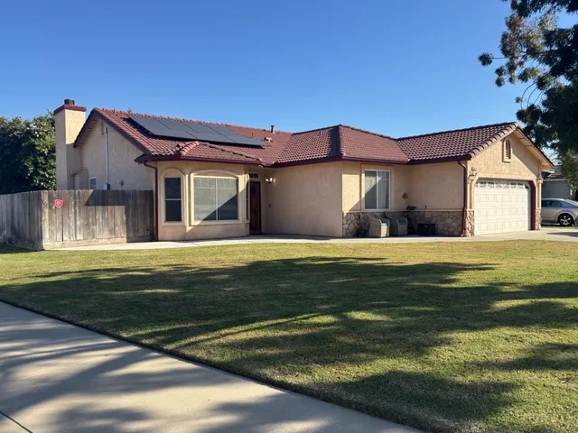 a view of a house with a big yard