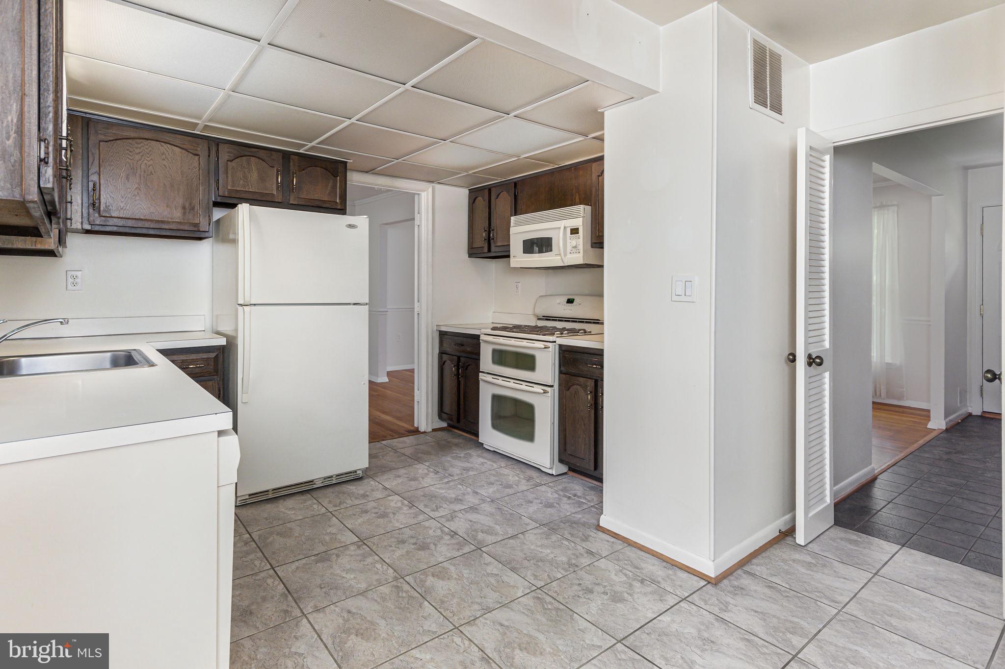 8404 Margo Road Lanham, MD 20706 - Photo 10 of 32 Kitchen