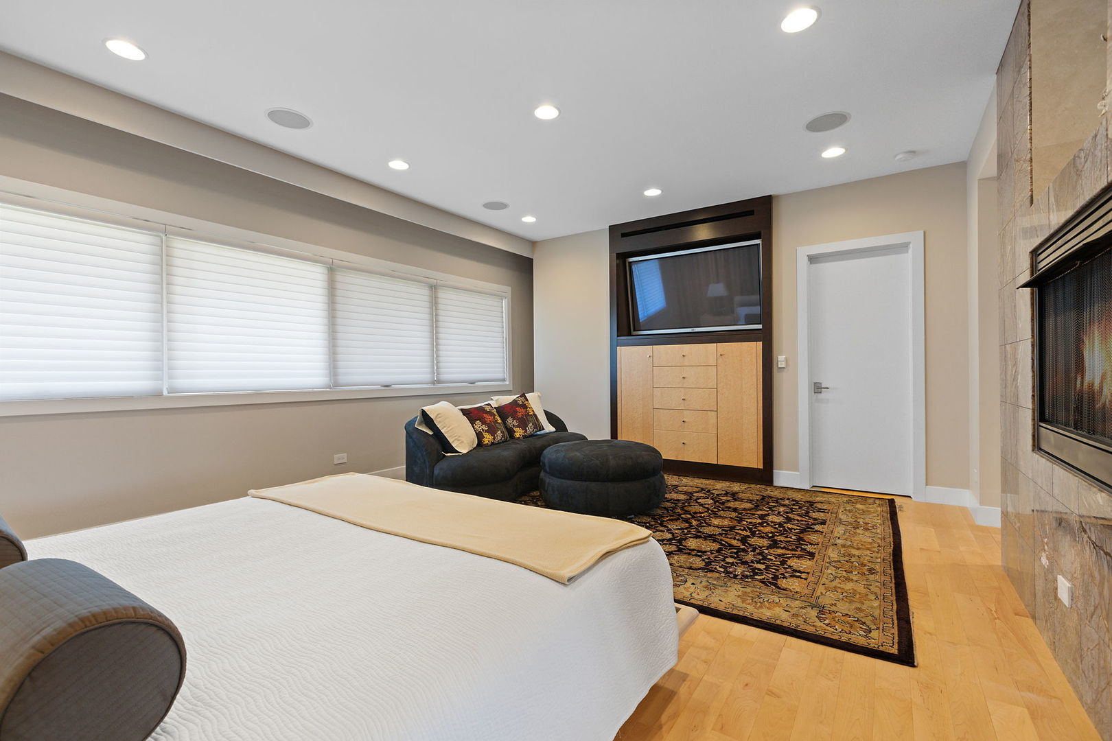 925 Morrison Road Northbrook, IL 60062 - Photo 48 of 75 a bedroom with a large bed and a window