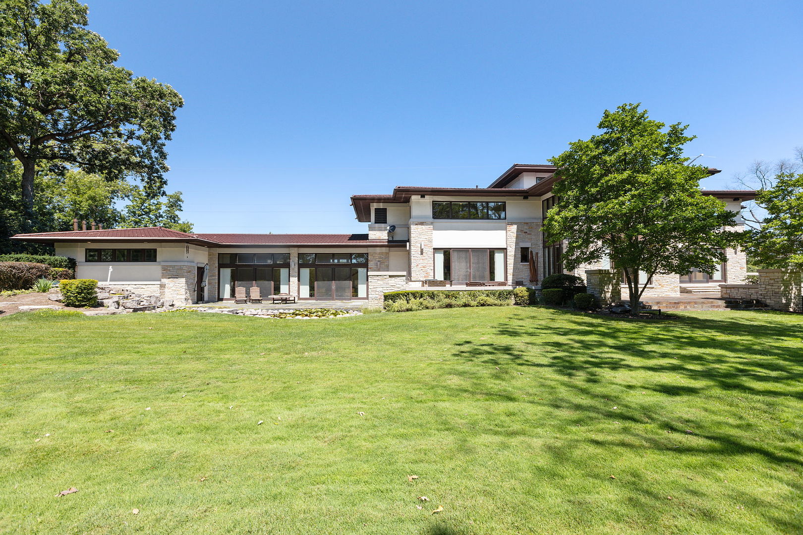 925 Morrison Road Northbrook, IL 60062 - Photo 6 of 75 a front view of a house with a garden