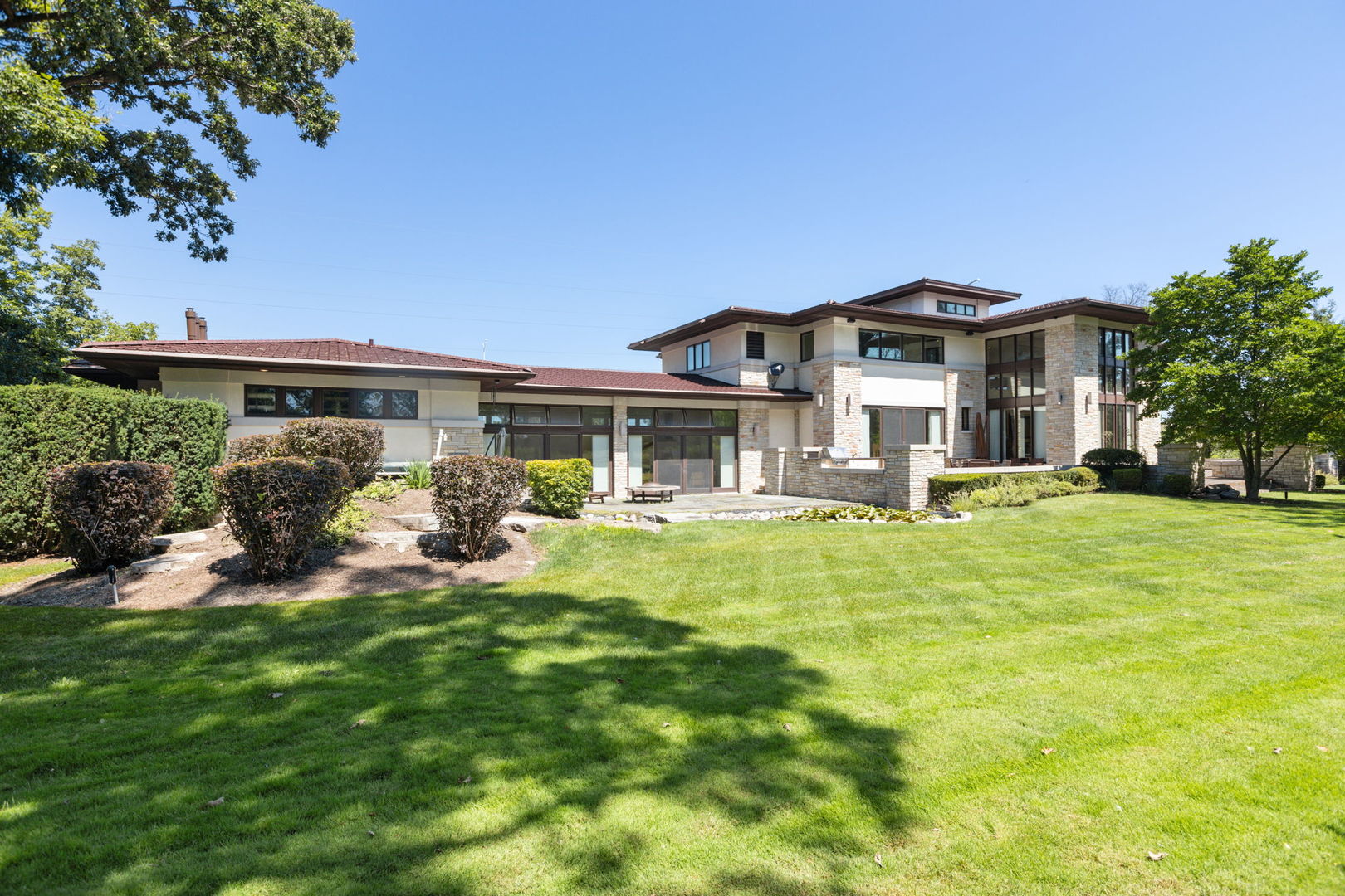925 Morrison Road Northbrook, IL 60062 - Photo 69 of 75 a front view of a house with a yard