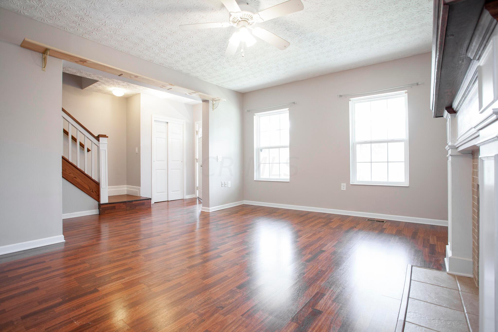 929 Lockbourne Road Columbus, OH 43206 - Photo 8 of 20 living room