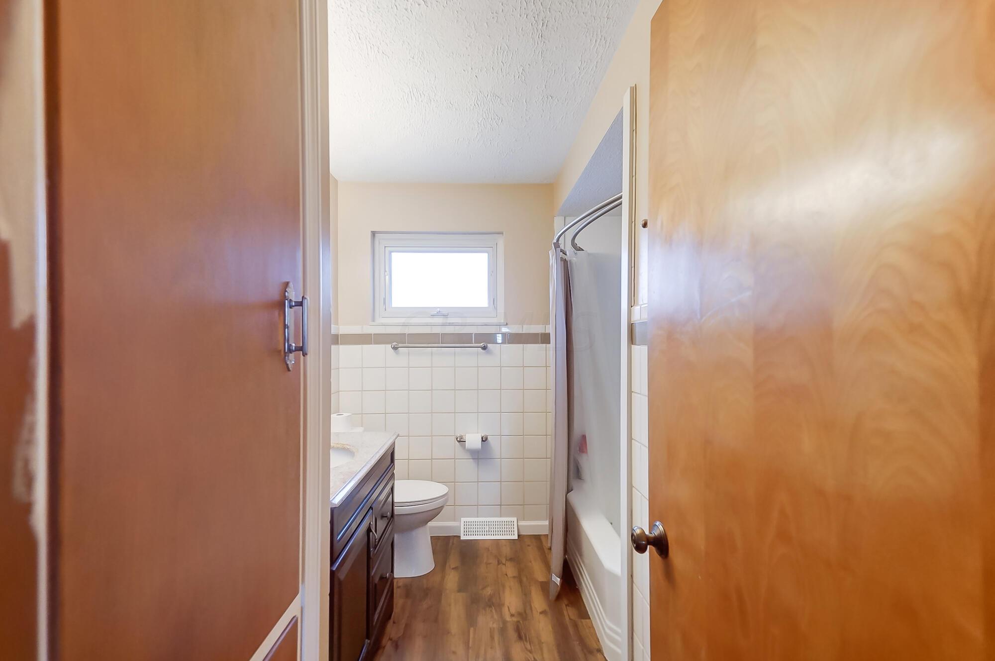 290 Topsfield Road Columbus, OH 43228 - Photo 25 of 45 Full Bath