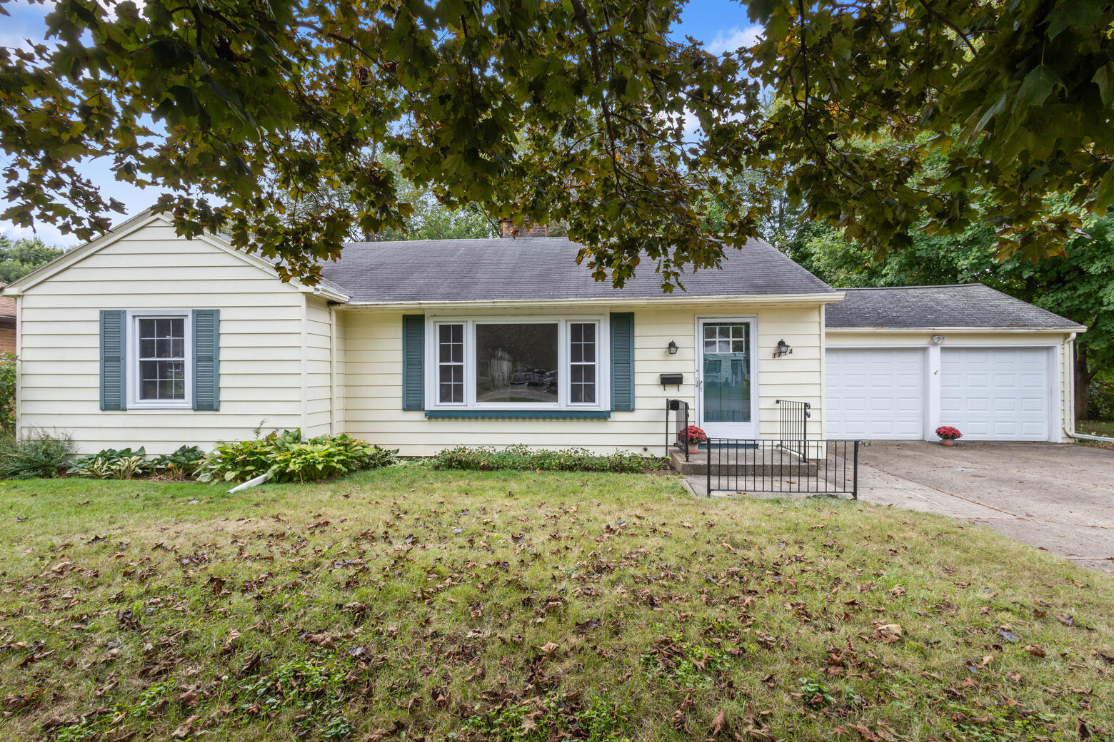 1714 Paddington Road Kalamazoo, MI 49001 - Photo 1 of 33 Front of home