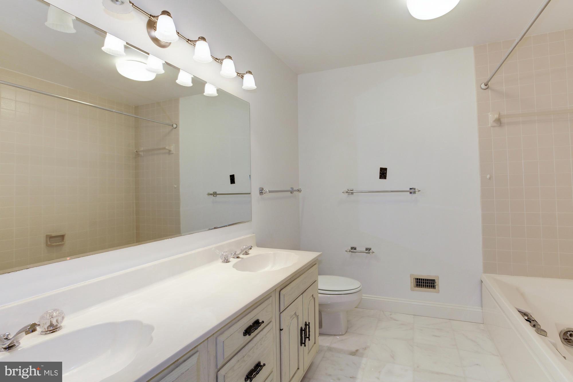 3986 Georgetown Court Northwest Washington, DC 20007 - Photo 16 of 26 Bath (Master)