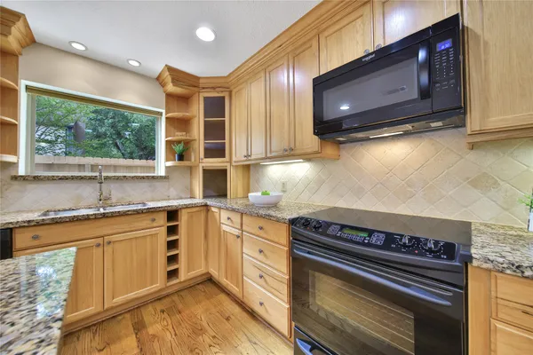 $495,000 | 1362 Bullock Lane, Houston, TX 77055