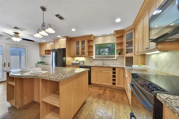 $495,000 | 1362 Bullock Lane, Houston, TX 77055