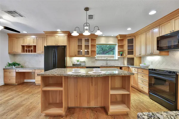 $495,000 | 1362 Bullock Lane, Houston, TX 77055