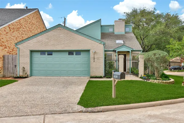 $495,000 | 1362 Bullock Lane, Houston, TX 77055