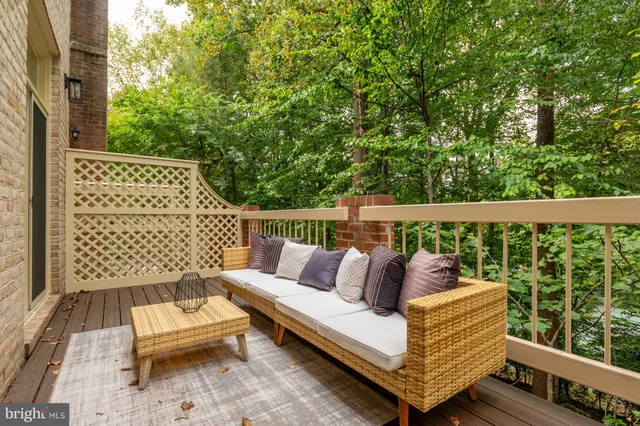 a view of sitting area with furniture