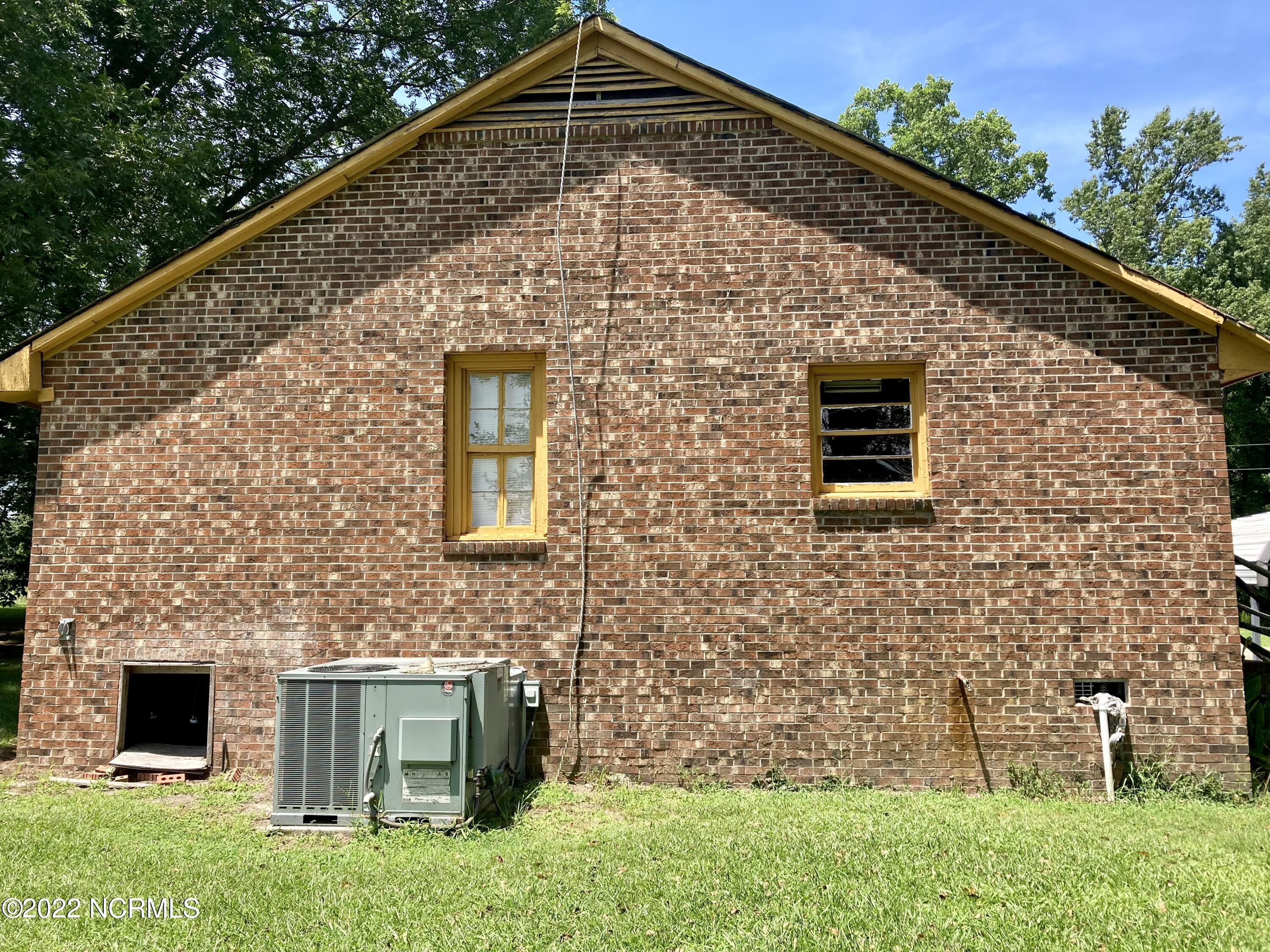 754 Lane Road Stantonsburg, NC 27883 - Photo 3 of 14 IMG_E1153