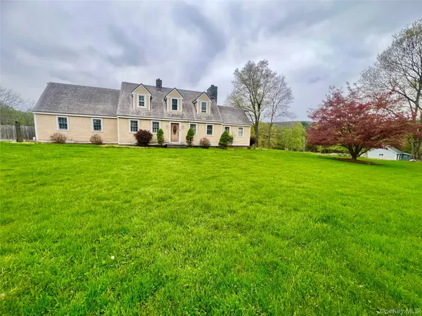 a view of a house with backyard and garden