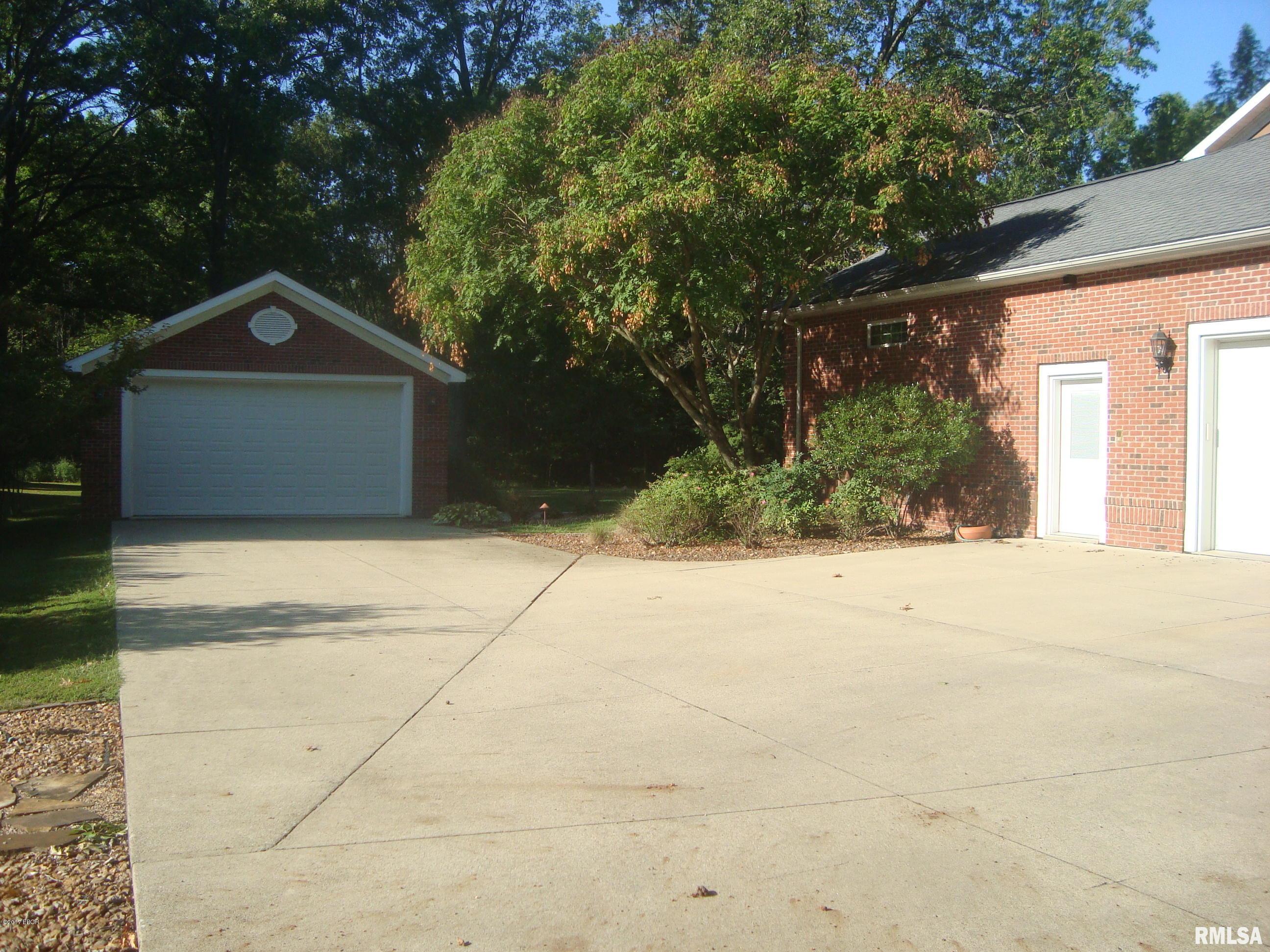 1655 Hawthorn Road Salem, IL 62881 - Photo 4 of 9 Gallery Image 4