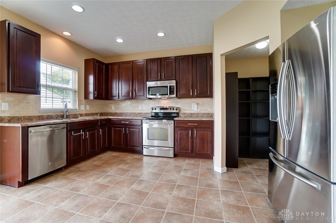 2078 Matt Way Riverside, OH 45424 - Photo 6 of 53