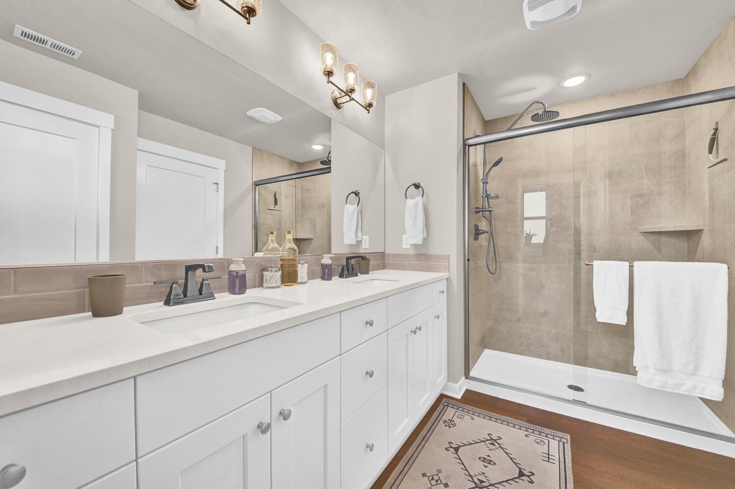 61574 Southeast Depot Loop Bend, OR 97702 - Photo 21 of 34 Primary Bath