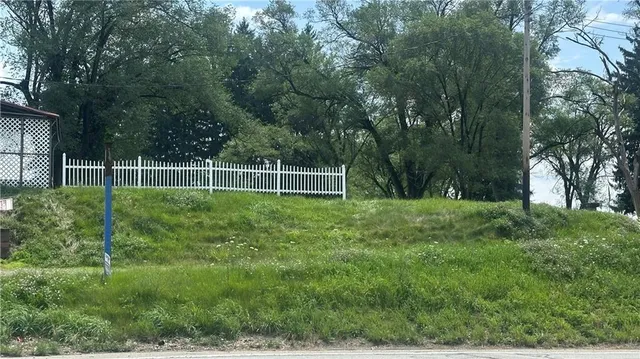 a view of yard with green space