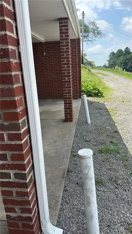 a view of a pathway along the building