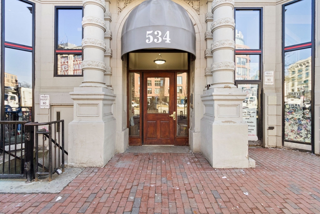 534 Commonwealth Avenue, Unit 3A Boston, MA 02215 - Photo 14 of 18 a view of an entryway with dining area