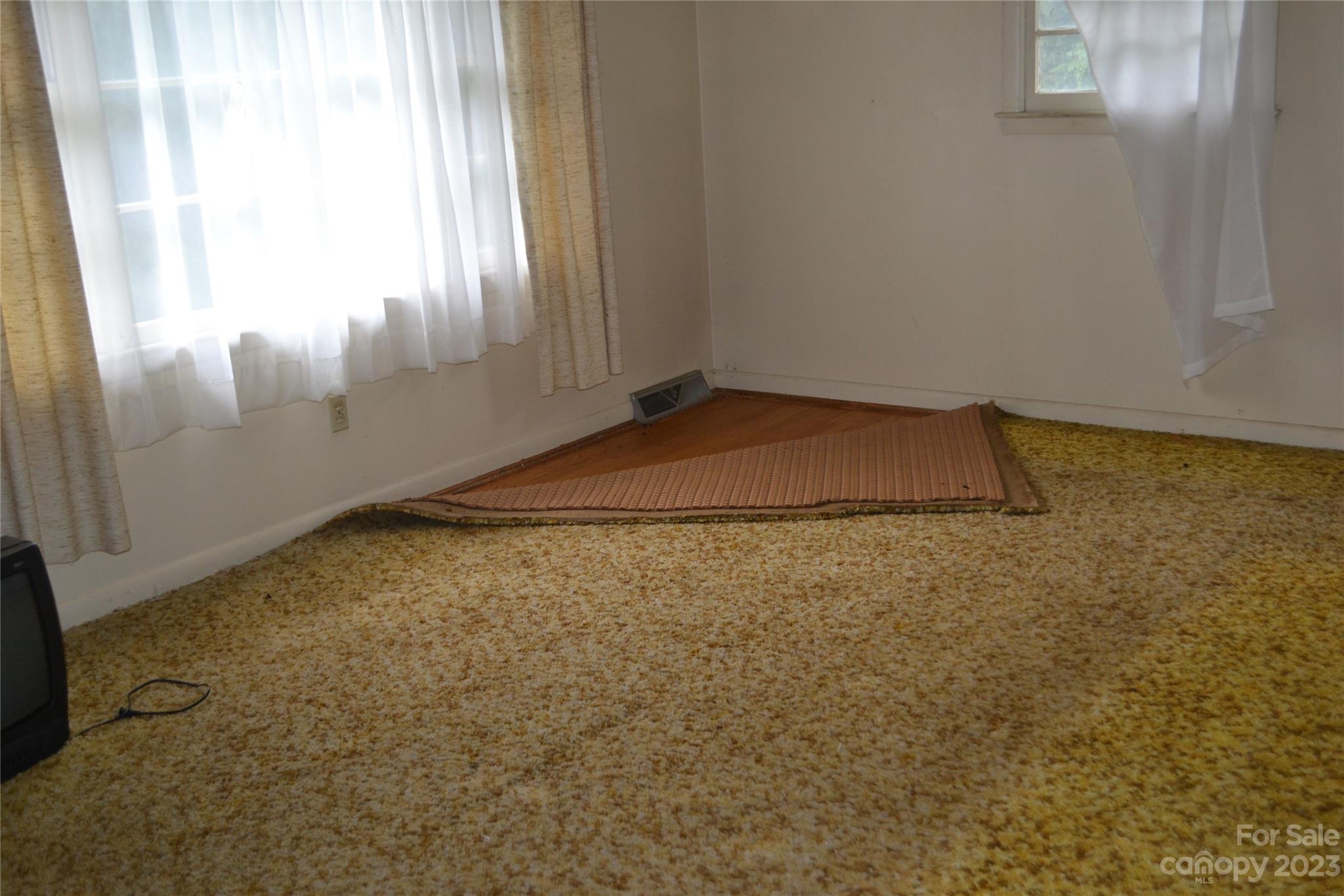 253 Green Acres Road Mooresboro, NC 28114 - Photo 4 of 20 a bathroom with a bathtub