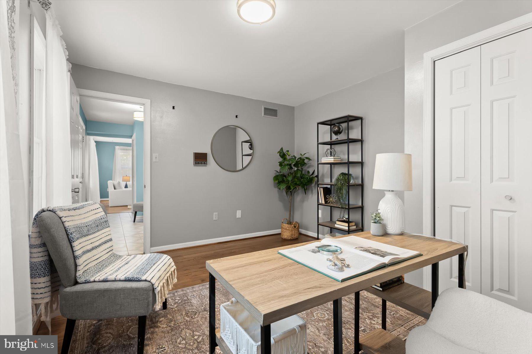 9600 Watkins Road Gaithersburg, MD 20882 - Photo 10 of 47 a living room with a table and chairs