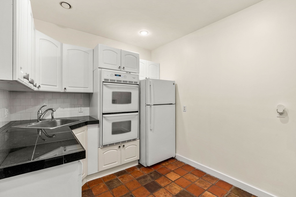 112 Pinckney Street, Unit 4 Boston, MA 02114 - Photo 11 of 27