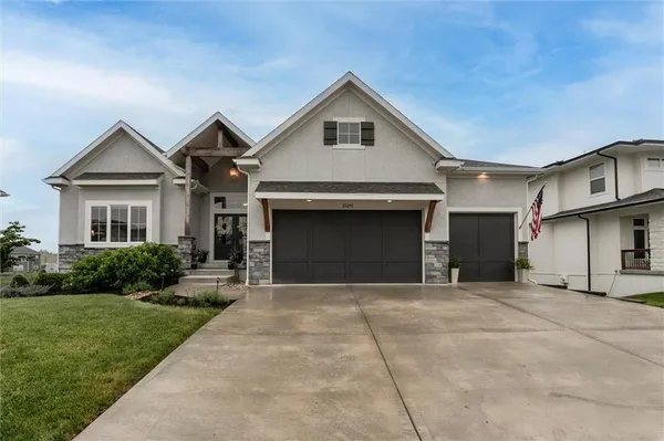 $880,000 | 25215 West 92nd Street, Lenexa, KS 66227