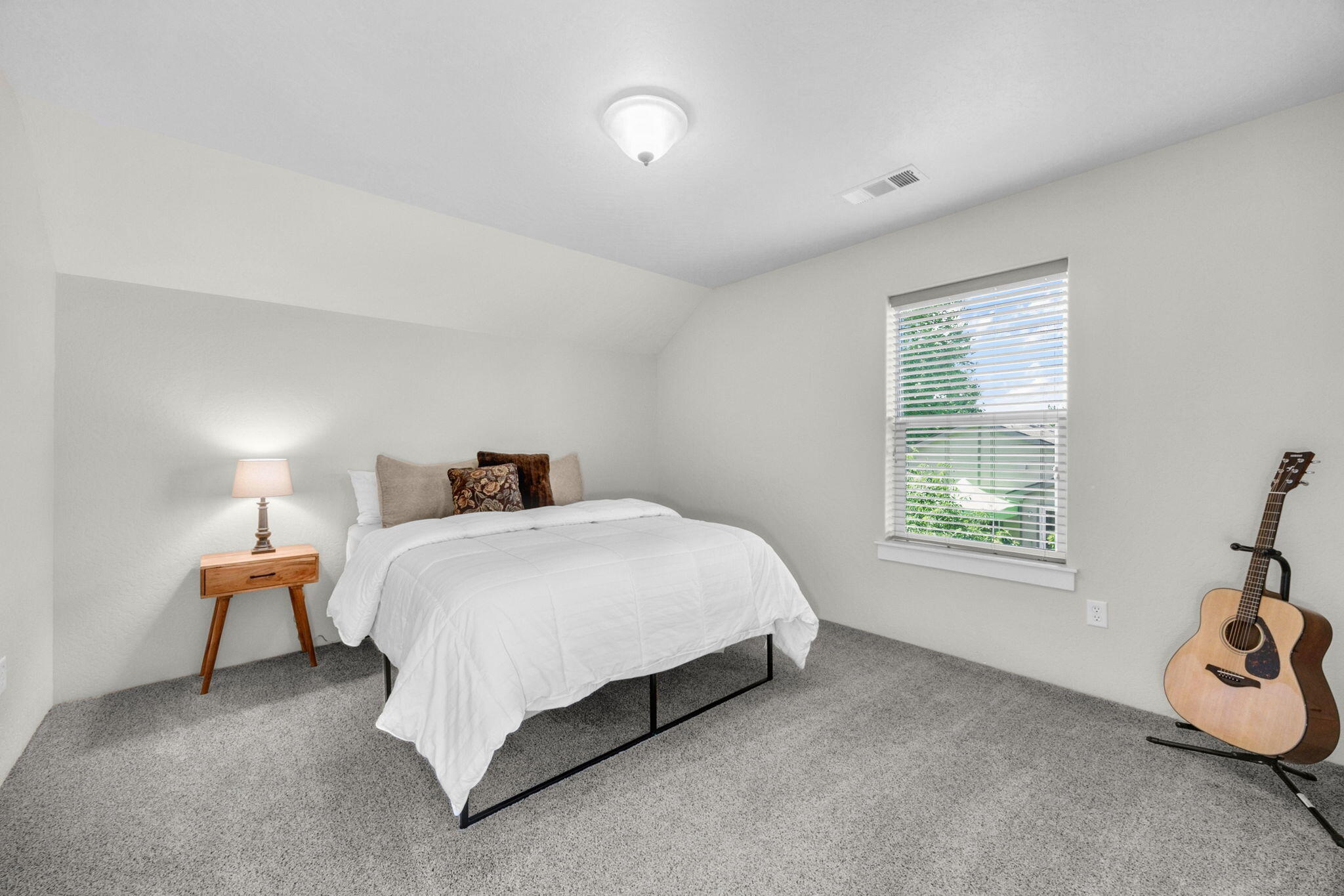 1559 Lithia Way Talent, OR 97540 - Photo 17 of 27 APX_4157