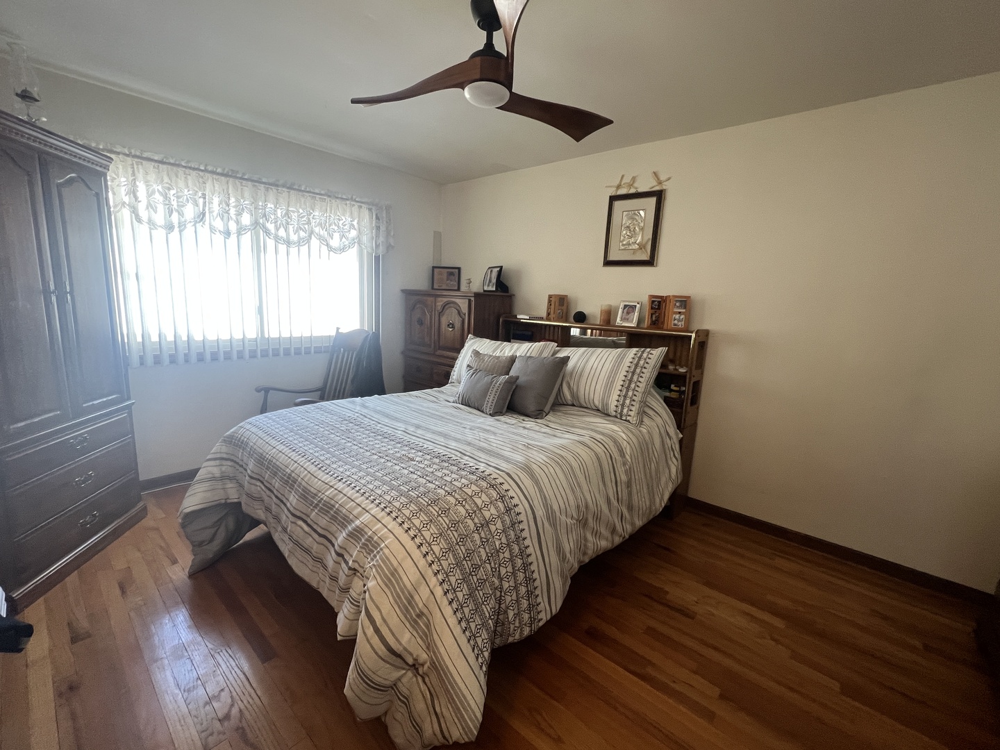 620 Willow Street Frankfort, IL 60423 - Photo 15 of 32 a bedroom with bed and window