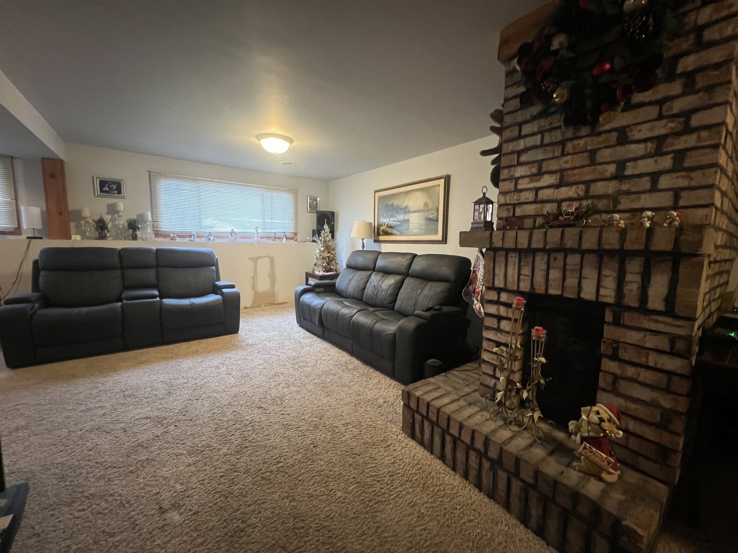 620 Willow Street Frankfort, IL 60423 - Photo 20 of 32 a living room with furniture