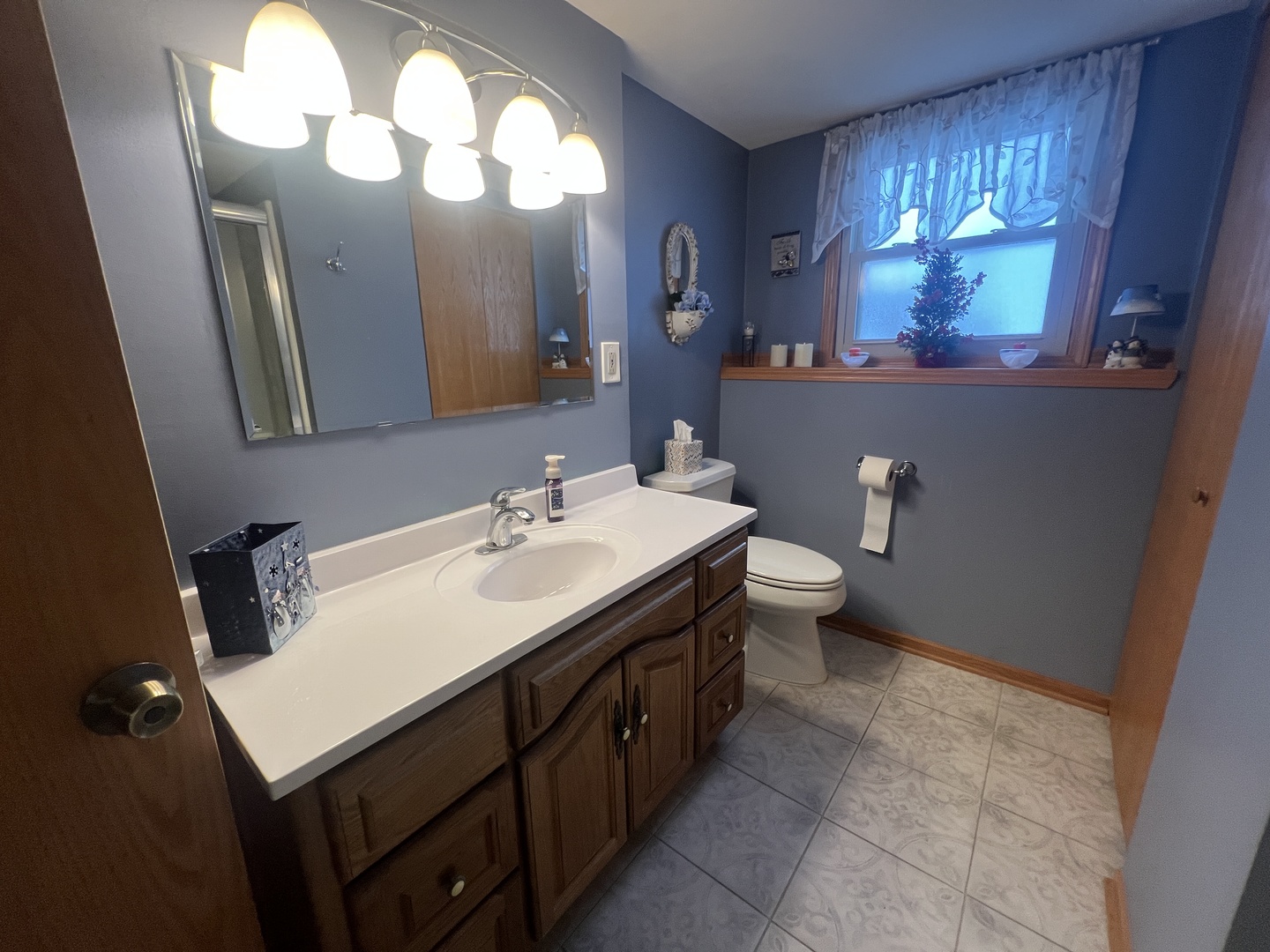 620 Willow Street Frankfort, IL 60423 - Photo 23 of 32 a bathroom with a sink vanity and a mirror