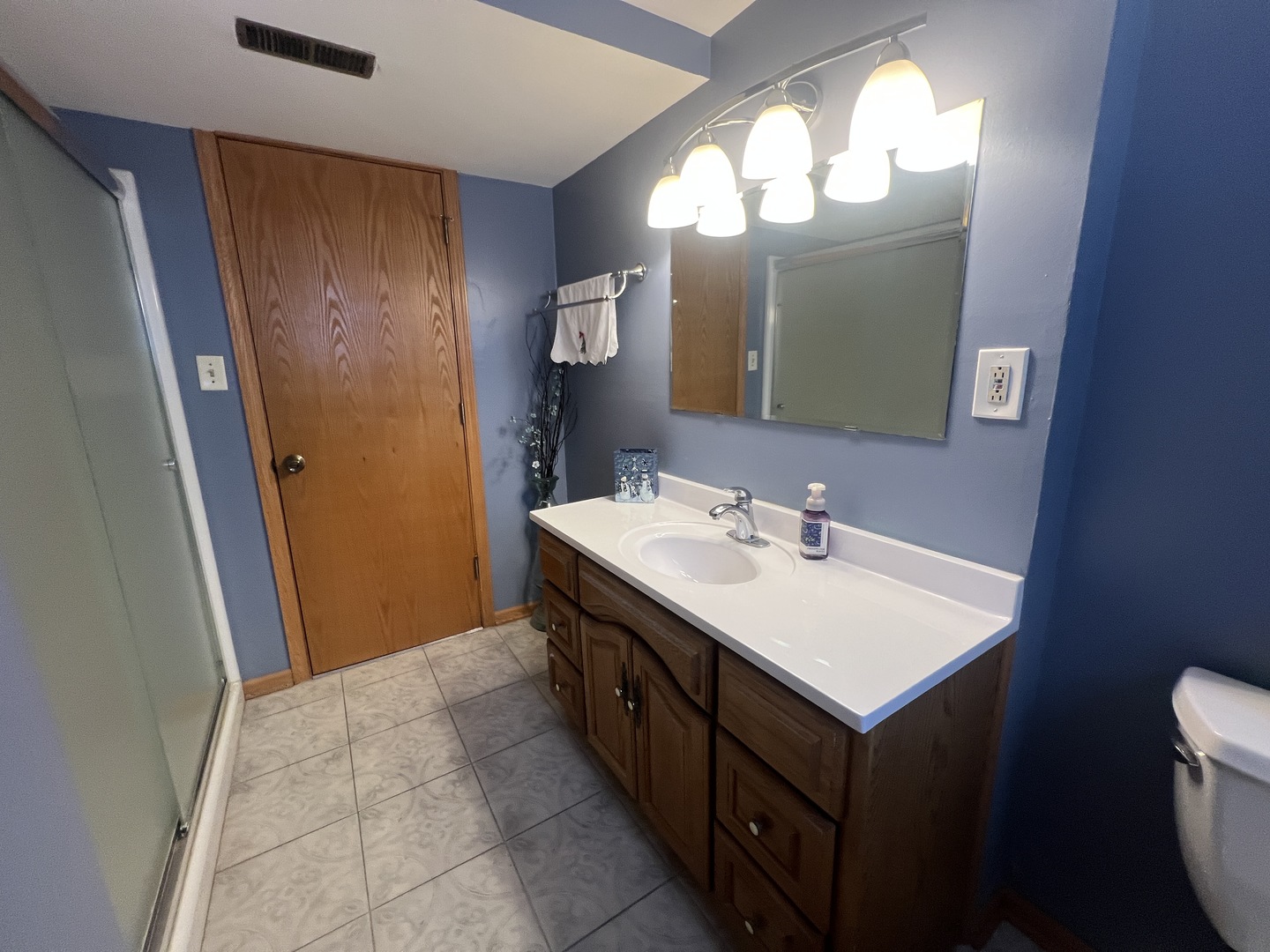 620 Willow Street Frankfort, IL 60423 - Photo 24 of 32 a bathroom with a sink and a mirror